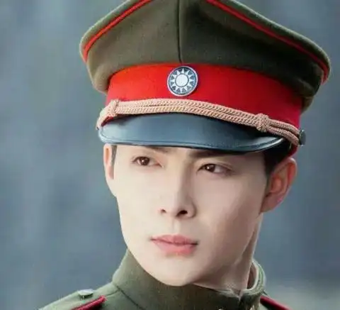 男明星民国军装:陈伟霆霸气,张铭恩清秀,千玺干净,他的最经典