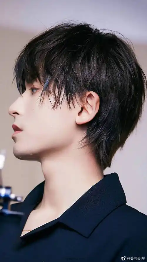 张哲瀚[超话]##张哲瀚侧颜# 张哲瀚侧脸绝美啊啊啊!