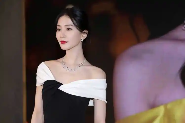 刘诗诗亮相上海品牌活动 温柔大气风采绝佳