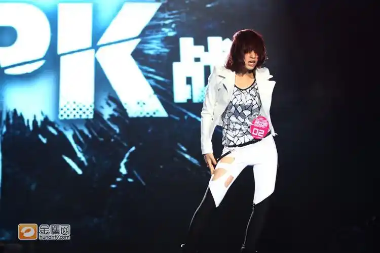 (  /25) 转发到微博 李斯丹妮演绎了一贯拿手的歌舞表演