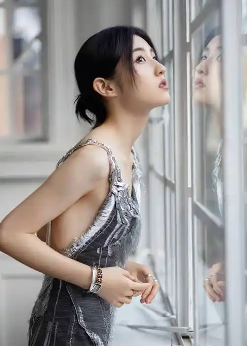 vogue时尚盛会:热巴艳压倪妮李沁周冬雨,于适比易烊千玺龚俊酷_明星