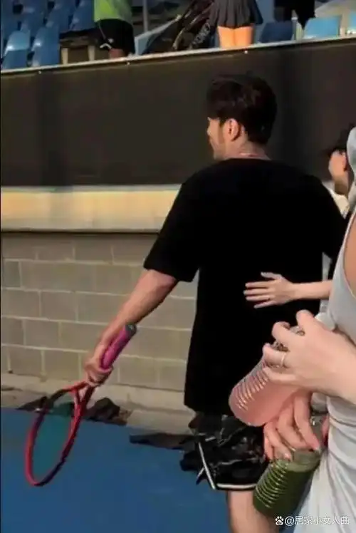 昆凌飞奔向周杰伦怀里亲吻他拥抱他结婚9年依然如热恋