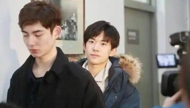 易烊千玺中戏二试一脸严肃,前面女生露肩吊带成最大亮点_吴磊_复试