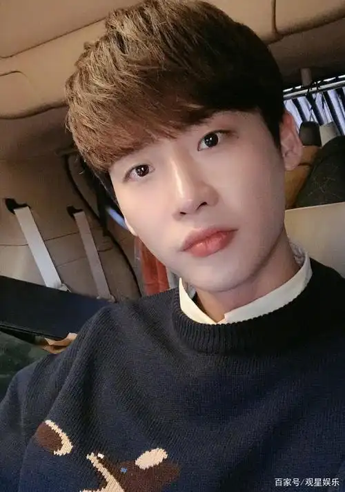 许嵩风格大变,看到他晒出的微博近照,网友直呼:太像李钟硕了