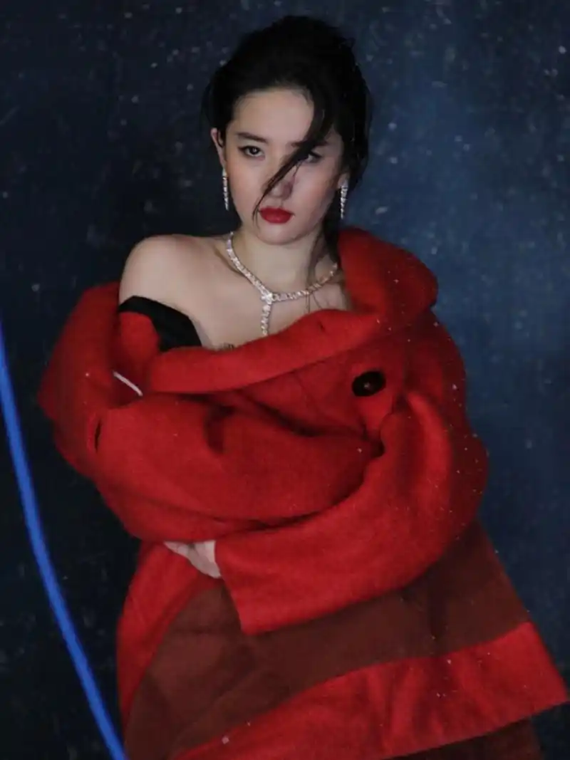 她的美貌和气质让人不禁为之倾倒.#刘亦菲