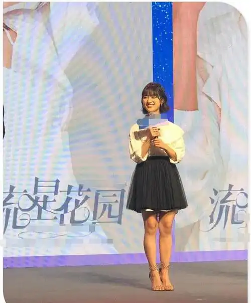 沈月真任性半身裙下惊现铁柱腿网友打死都不信你体重90斤