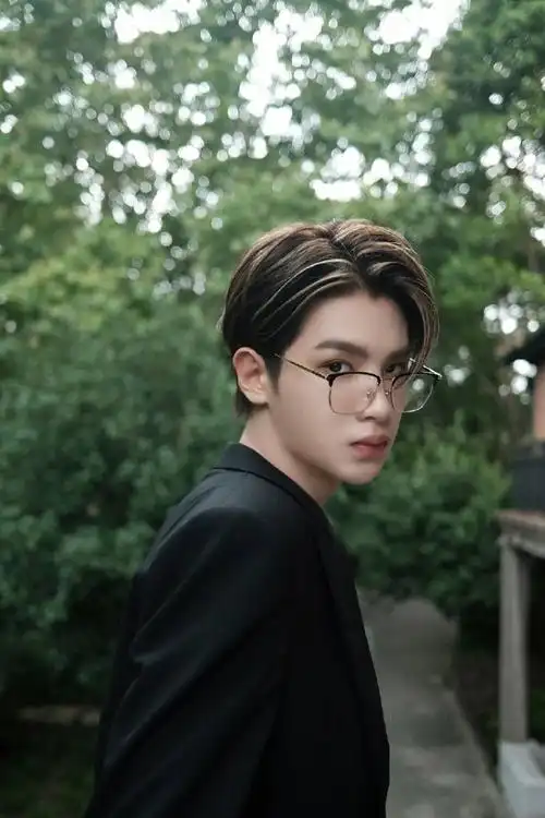 黄明昊黑色v领马甲##黄明昊黑色修身西装