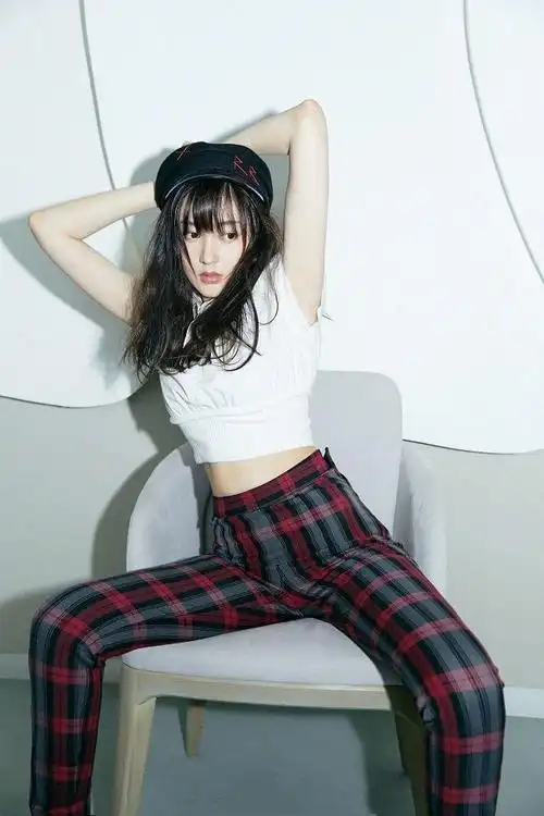 张天爱花式作秀蓝色健身服竟穿出无痕感西瓜翘臀也太迷人