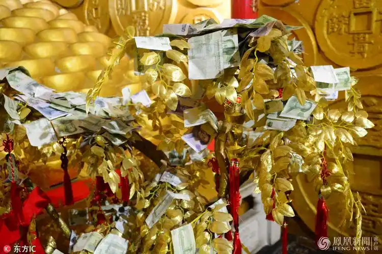 沈阳现"土豪金"关帝像 摇钱树上布满人民币