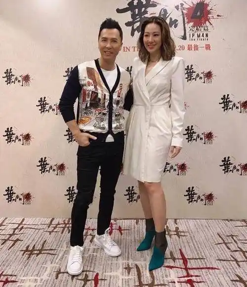 甄子丹一家同框宣传《叶问》,儿子一身西装很帅气,女儿气质十足_活动