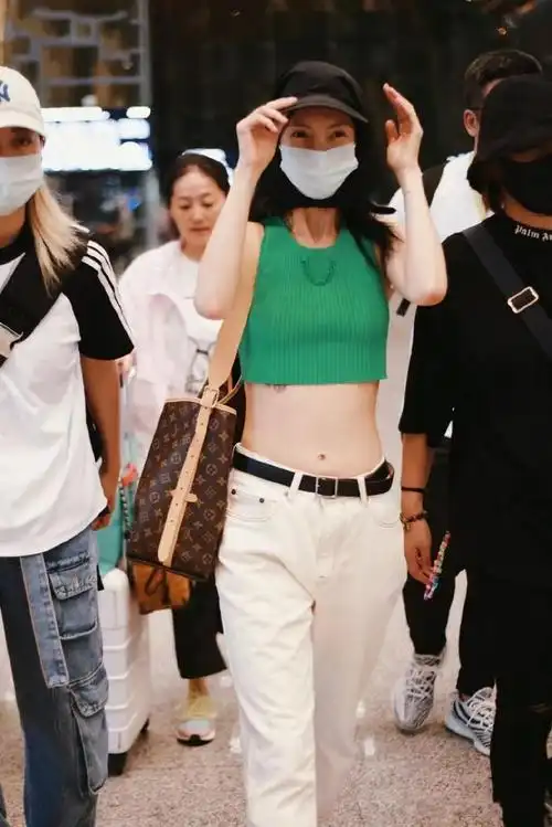 金晨现身机场,穿露脐装超性感,身上疑似多了一处新刺青|金晨|香港