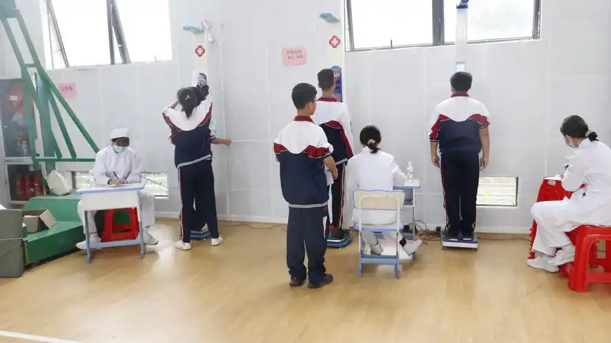 "关注健康,快乐成长"健康体检活动——横县民族中学开展2020年健康