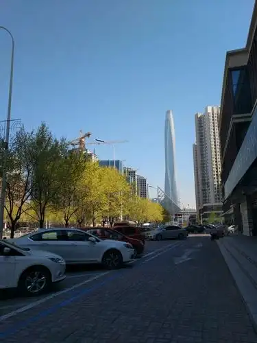 正对眼前的标志性建筑就是塘沽新地标"周大福".