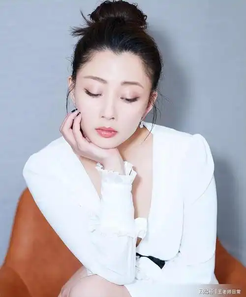 她是演员中的女富豪多辆豪车轮流开如今45岁却活得像20岁