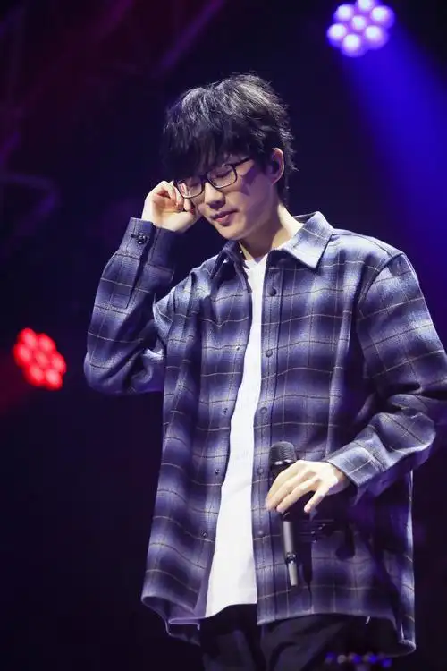 这场线上音乐会许嵩共演唱了8首歌曲,既有大家都熟知的《雅俗共赏》等