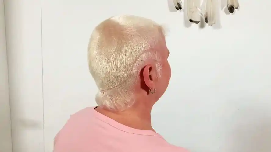 白发大姐剪款雕刻发型开心的笑了