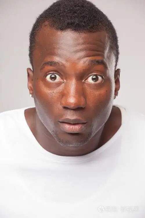 关闭了灰色背景的非洲人的肖像