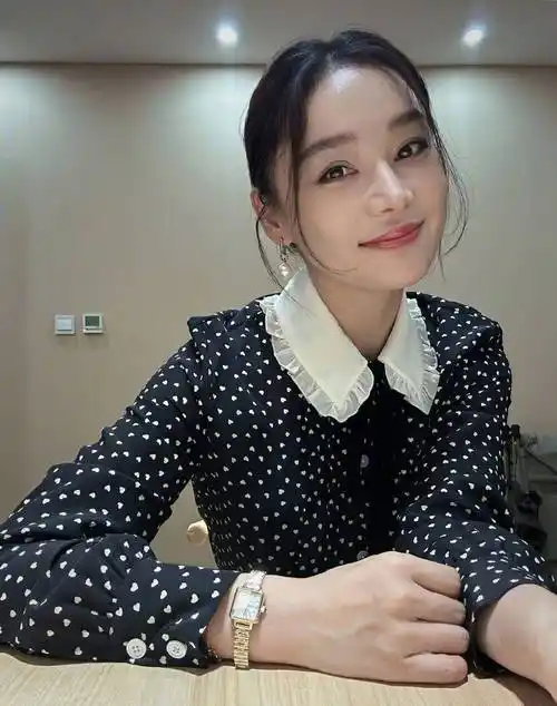 袁姗姗晒夏日健身美拍 穿运动文胸大秀马甲线_照片_积极态度_造型