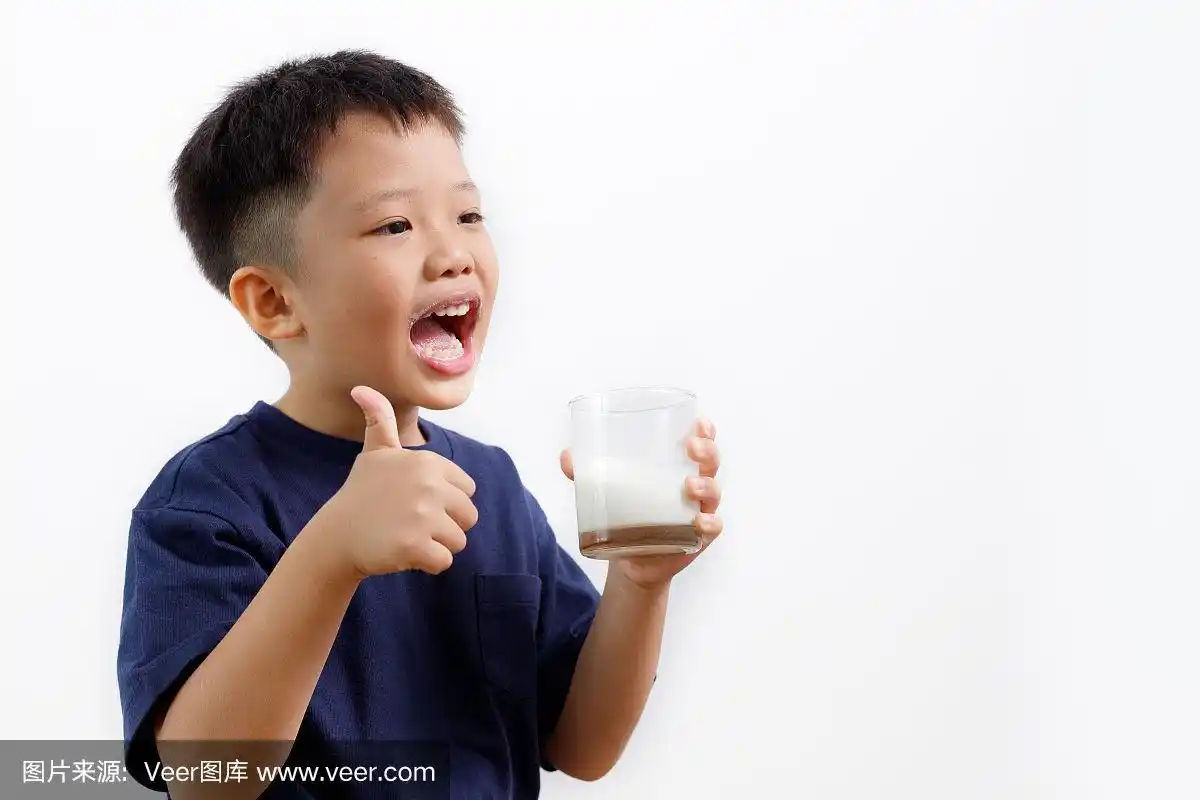 小男孩喝牛奶