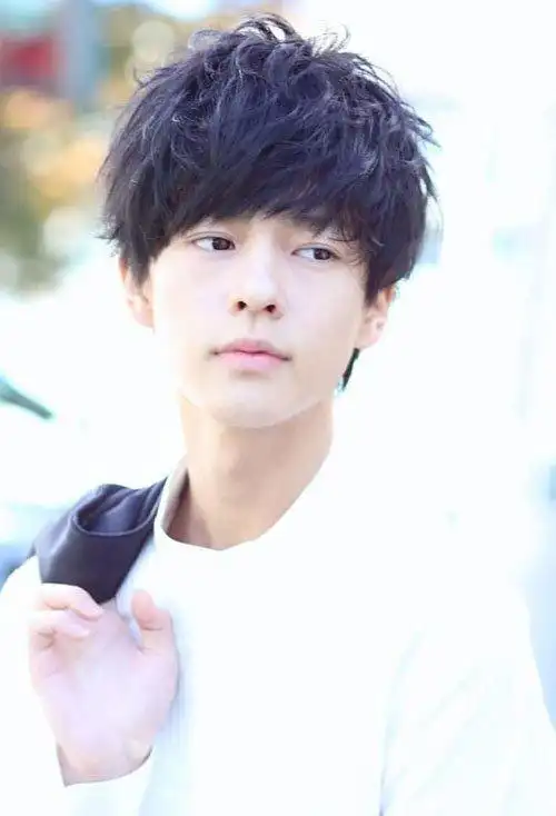 大宽脸男生剪短碎发造型图额头高男生短头发大全