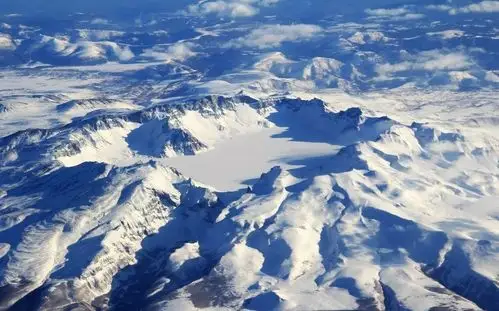 这是一张长白山天池的全景图