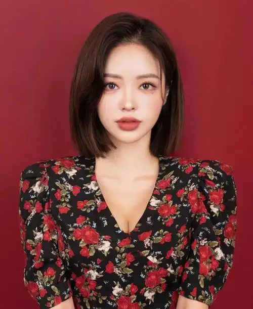 第-爆款应该是韩式超短发,在韩国mm的演绎下这款发型可以很假小子也