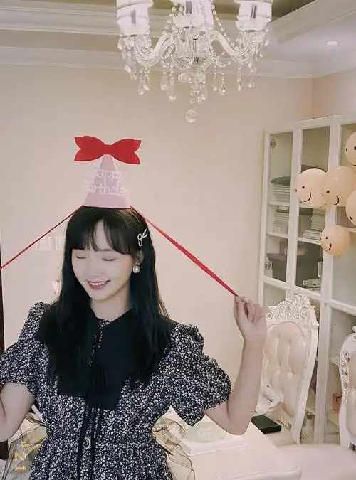 吕小雨生日发照碎花连衣裙生日眼镜好有特色是个小公主