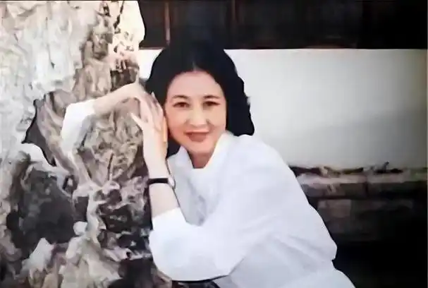 新婚画面首曝光86岁书画家范曾带90后娇妻入住豪宅伺候笔墨