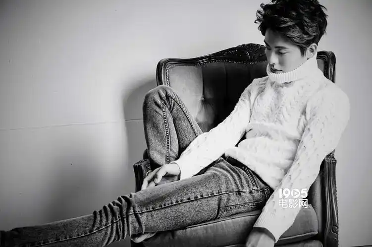 马天宇曝初秋黑白大片 给你不一样的"樱空释"