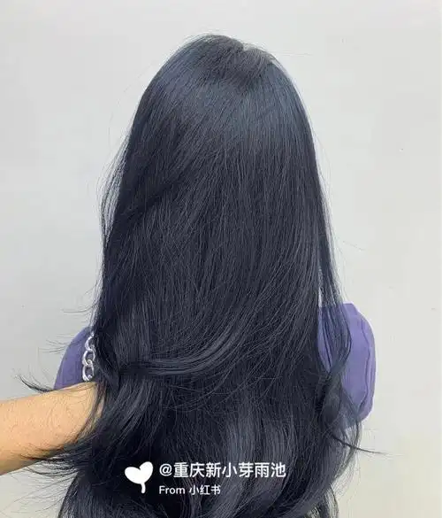 蓝黑色其实就是黑色中带点蓝色调的染发颜色～这种颜色在室内的时候