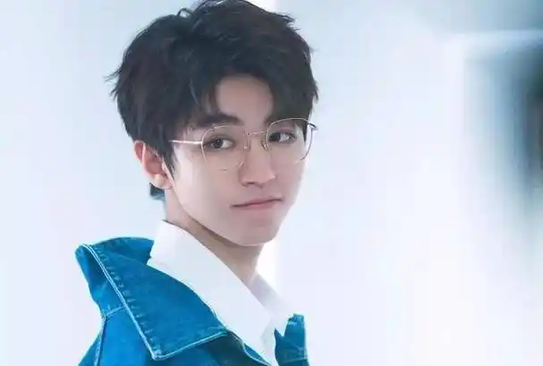 王俊凯谈遇私生经历,家门口30多人蹲守录音,现师弟直接报警抓人_生活