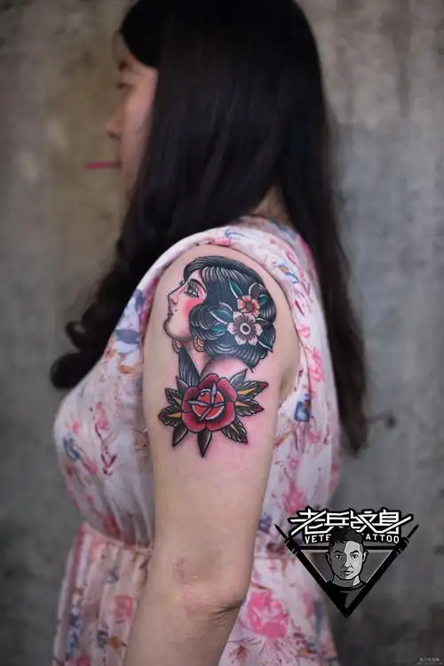 手臂old school女郎纹身图案
