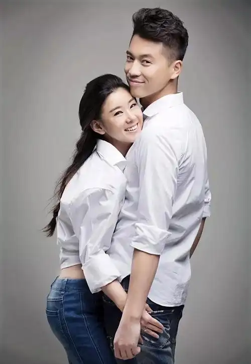 李小萌王雷高调撒糖夫妻俩合体庆生超甜穿露背长裙大秀好身材