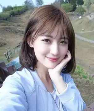 在适合女生长脸的发型中,头发梳好后,短发的层次要稍微往后梳.