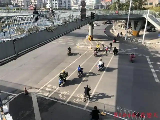 严密,虽然成群结队的"两轮"都在地面过街,但行人都规规矩矩地走上天桥