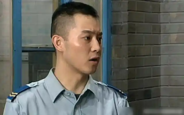 大家知道在《炊事班的故事》里沙溢演的是在炊事班蒸馒头的小胡