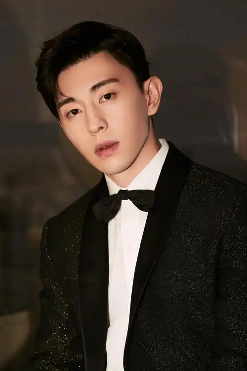 肤白腿长的邓伦太显嫩牛角扣大衣搭配高领衫这少年感真撩人