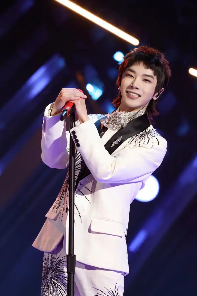 今日翻相册,又被华晨宇这组照片惊艳到!