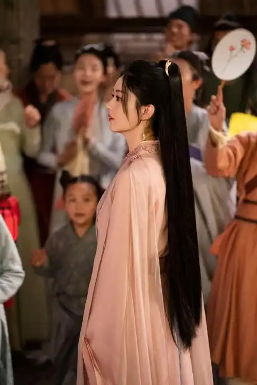 赵丽颖烟花照#赵丽颖@赵丽颖沈璃粉衣造型,一袭粉色衣裙,提着兔子