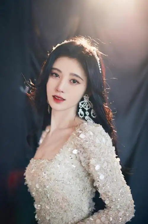 鞠婧祎出席东方风云榜,红毯造型白色亮片裙你觉得怎么样?