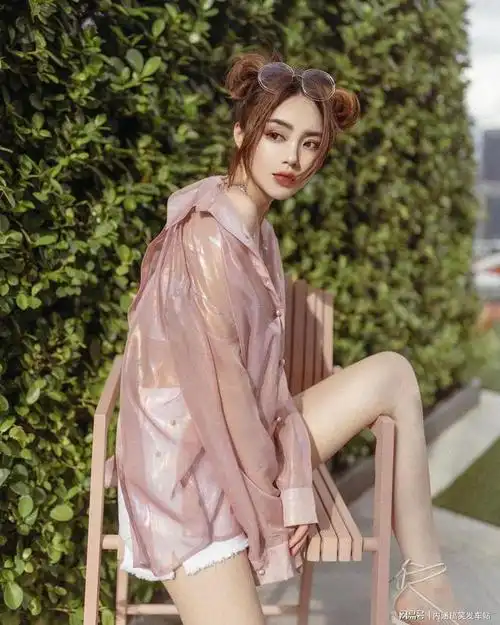 今日养眼美女95后女神小青蛙360无死角标致脸蛋白皙皮肤