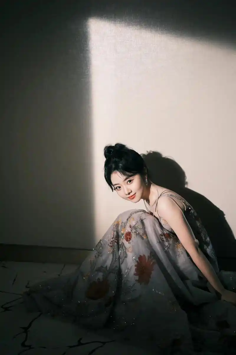 谭松韵出席中国电视剧年度盛典,穿一身刺绣吊带裙,清新又优雅!