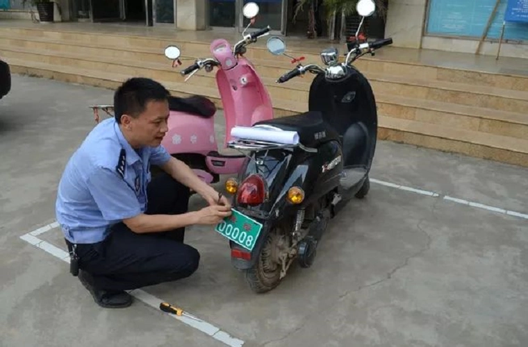 电动车有4种颜色的牌照,你知道都是什么意思吗?你上的是哪个?