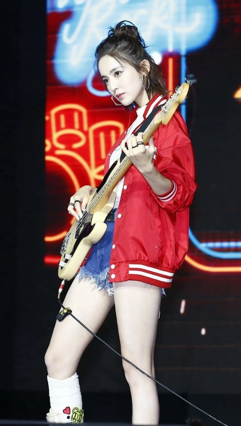 近日,电影《缝纫机乐队》举办出道发布会,古力娜扎穿短裤秀腿,踩石膏