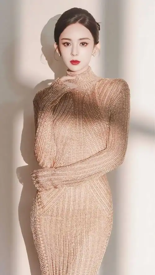 古力娜扎露背装秀身材,凹凸有致曲线完美,气质出众令人羡慕