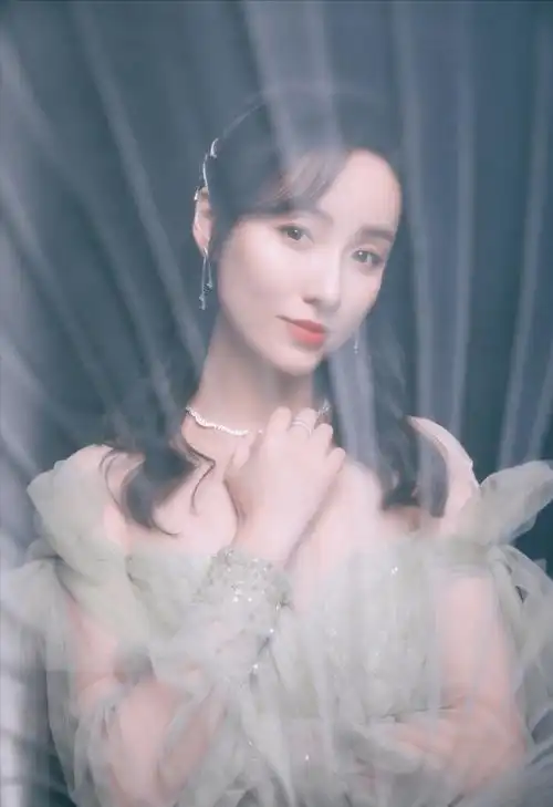 原创吕一自信乘风破浪身穿豆绿色纱裙仙剑剧组集体为她打call