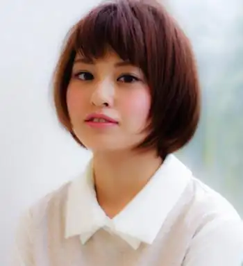 女生中间短两边长刘海发型图片3