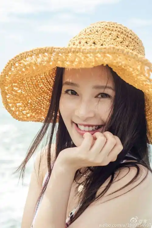 李沁也是个毫无顾虑性格很好的女生,更是时常开怀大笑,真正的美女才能