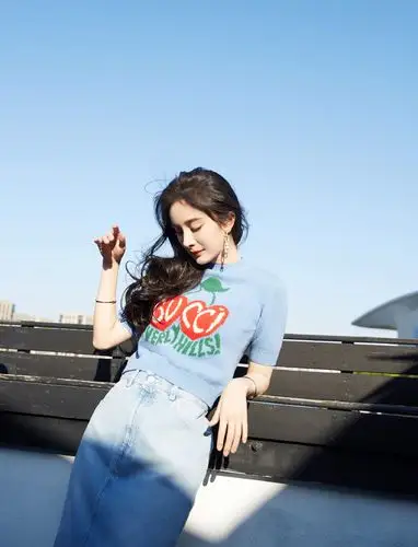 娱乐圈身材最完美的女明星杨幂普通的牛仔也是那么时尚有气质