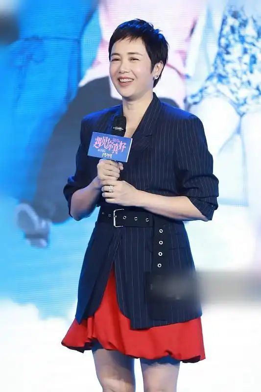 蒋雯丽真是大婶界的"骄傲",穿红裙配黑西装,气色被点亮太娇艳